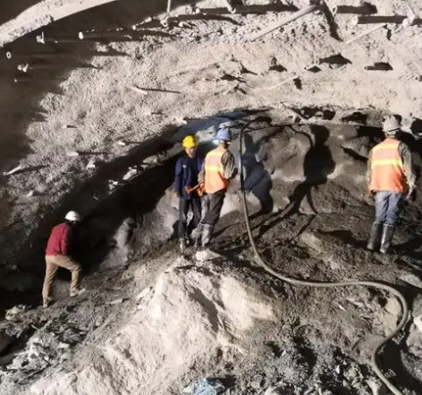 鲁山拱顶带模注浆料的施工流程及注意事项